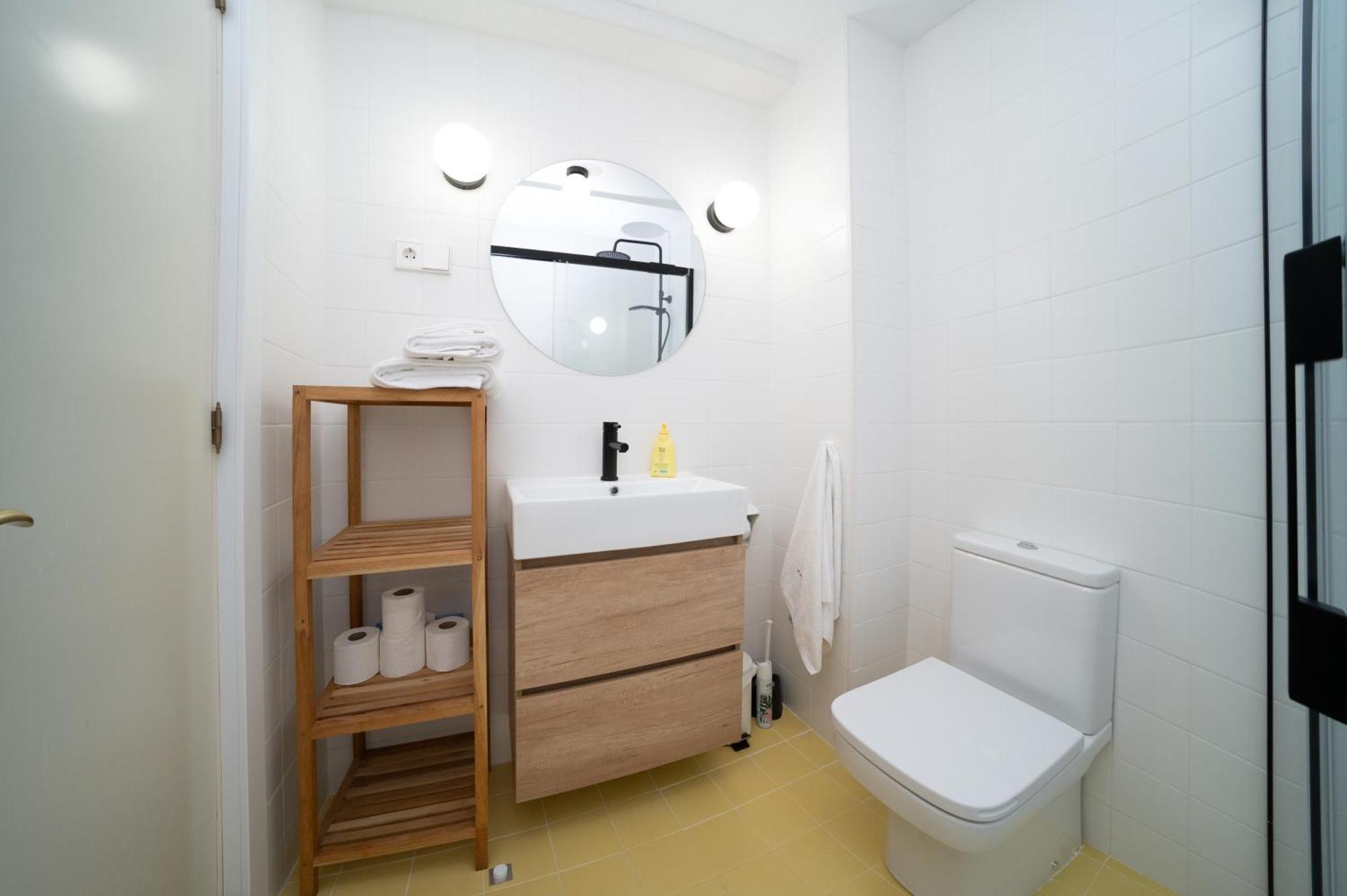Traditional 2 Double Bed In Quiet Square Appartement