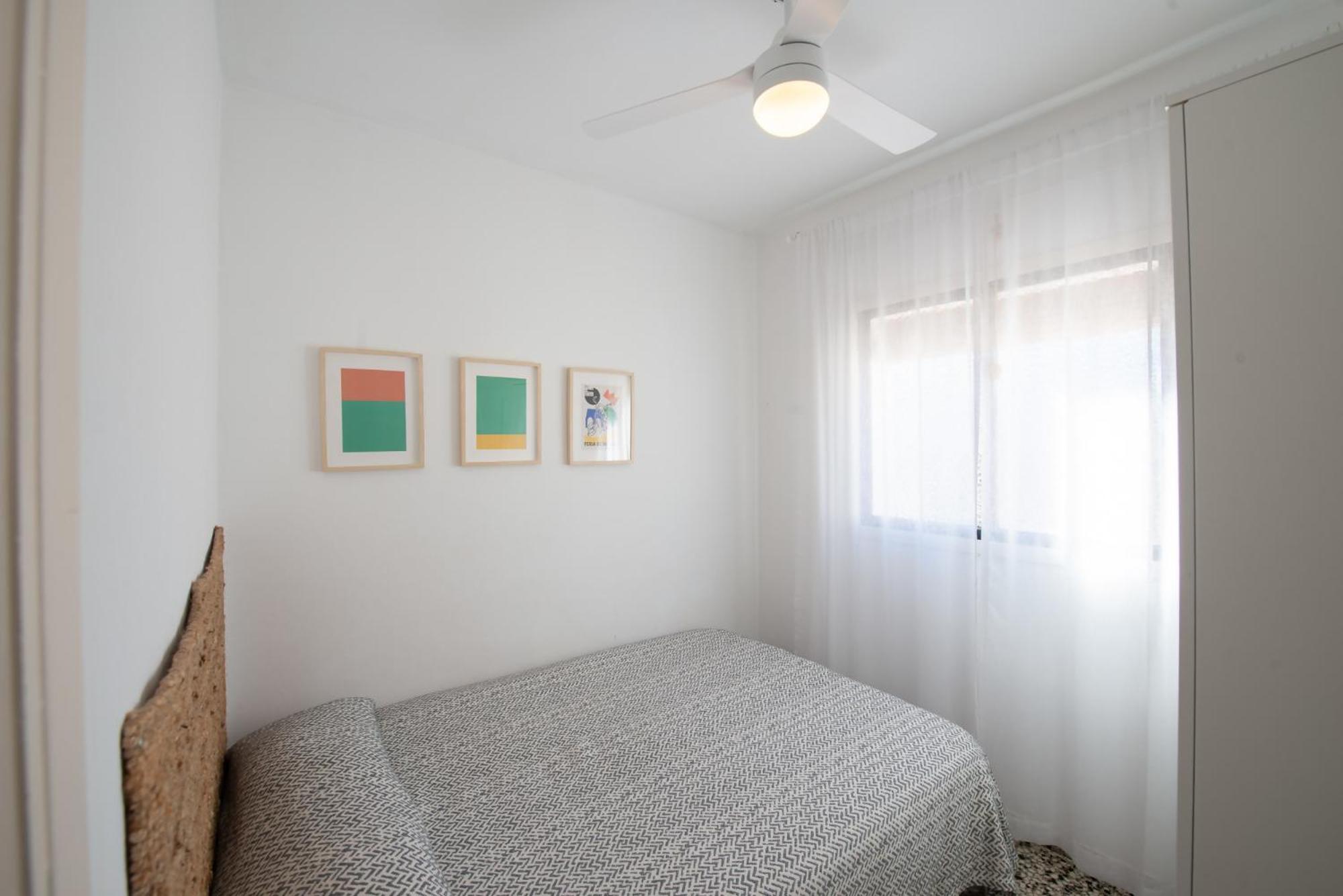 Traditional 2 Double Bed In Quiet Square Appartement *
