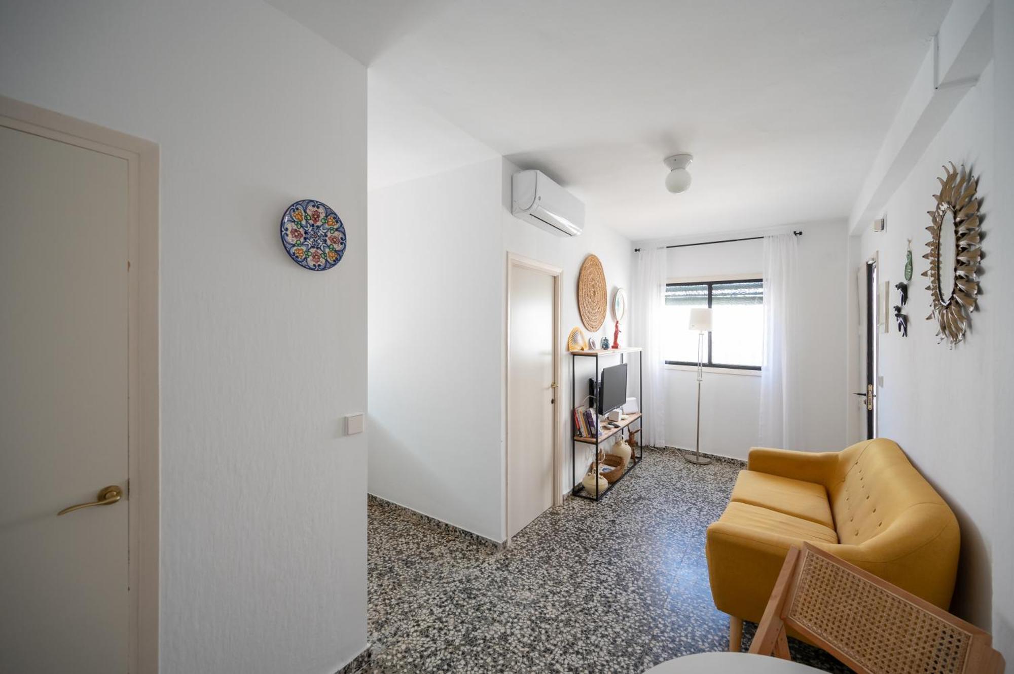 Traditional 2 Double Bed In Quiet Square Appartement *