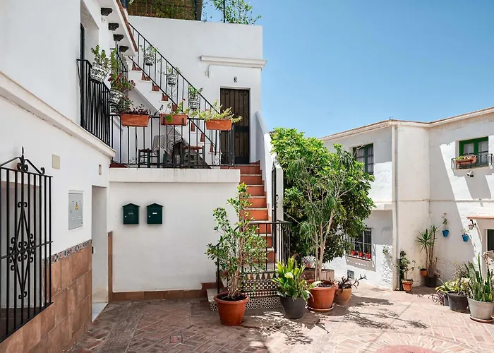 Traditional central 2 Double bed apt in quiet square