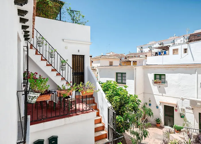Traditional central 2 Double bed apt in quiet square