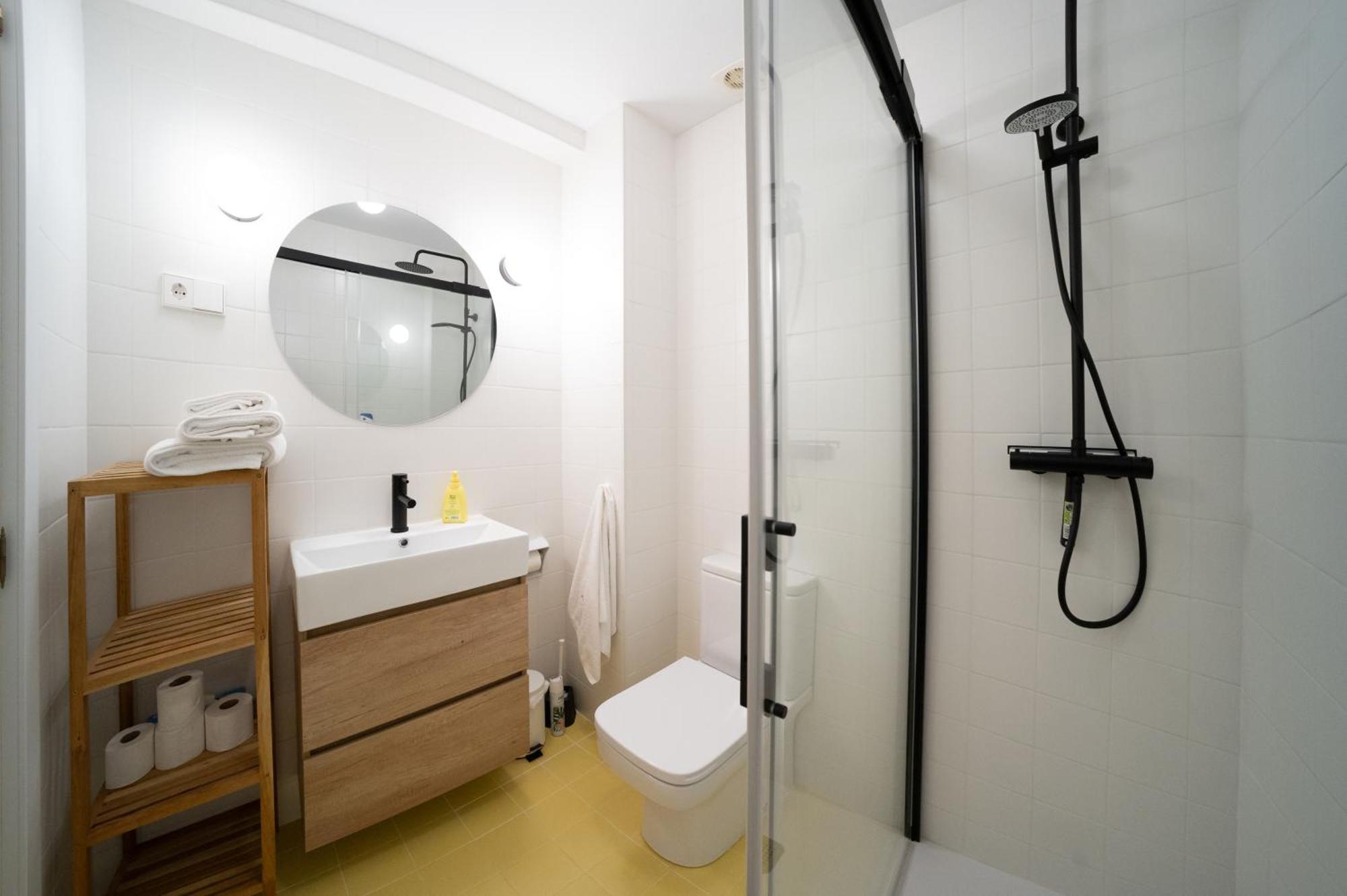 Traditional 2 Double Bed In Quiet Square * Benalmádena