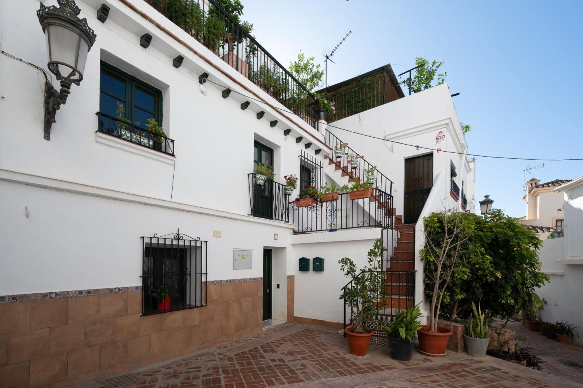 Traditional 2 Double Bed In Quiet Square * Benalmádena